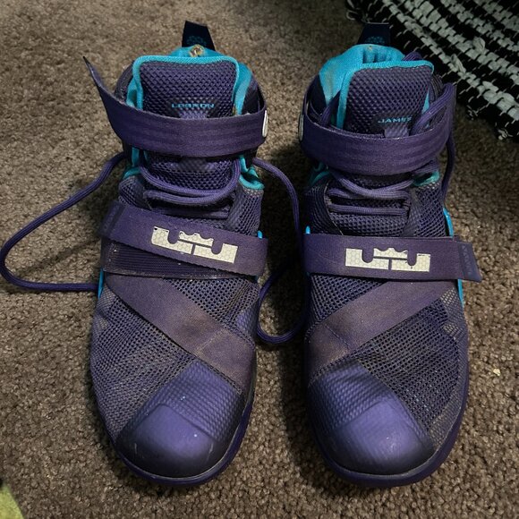 Athletic_Shoes
